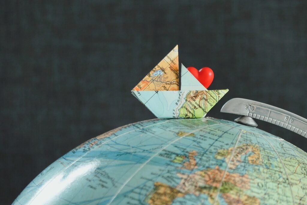 Globo e elementos de viagem que representam férias e exploração
